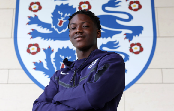 加里·内维尔批阿莫林对梅努处理方式:不当决策影响球员发展